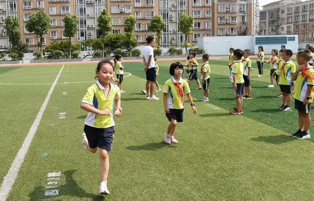 感悟劳动教育的深刻含义数学思想PK赛中家长与选拔出的学生同台竞技